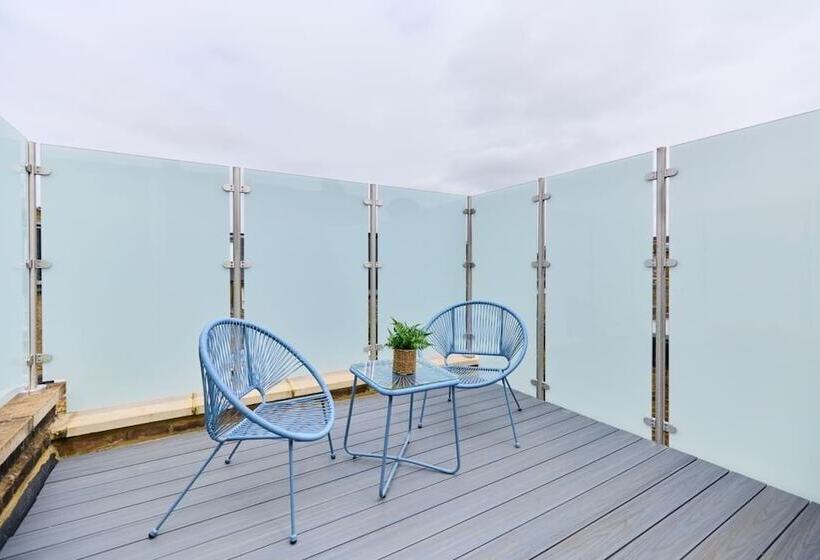 The Shepherd S Bush Wonder   Trendy 4bdr Home With Garden + Terrace