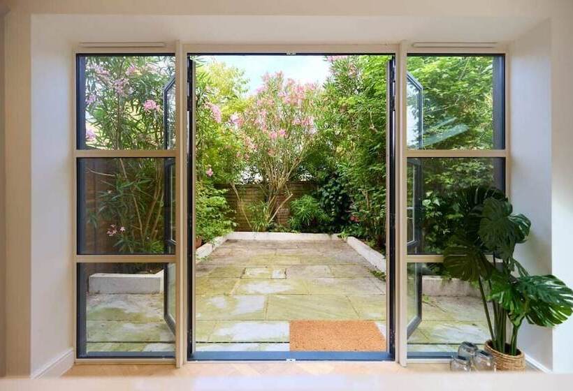 The Shepherd S Bush Wonder   Trendy 4bdr Home With Garden + Terrace