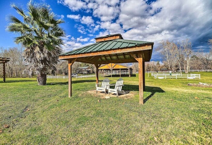 Trinity River Cottage W/ Deck + Water Views