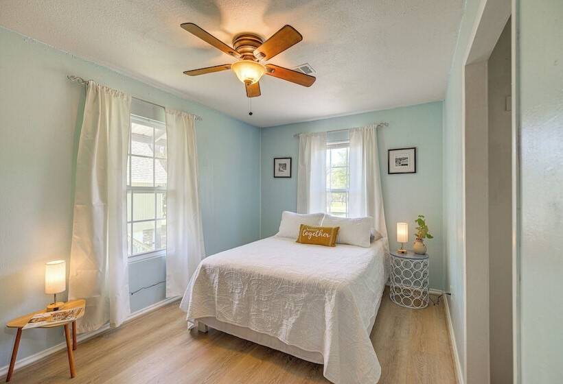 Trinity River Cottage W/ Deck + Water Views