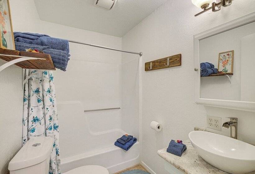 Trinity River Cottage W/ Deck + Water Views