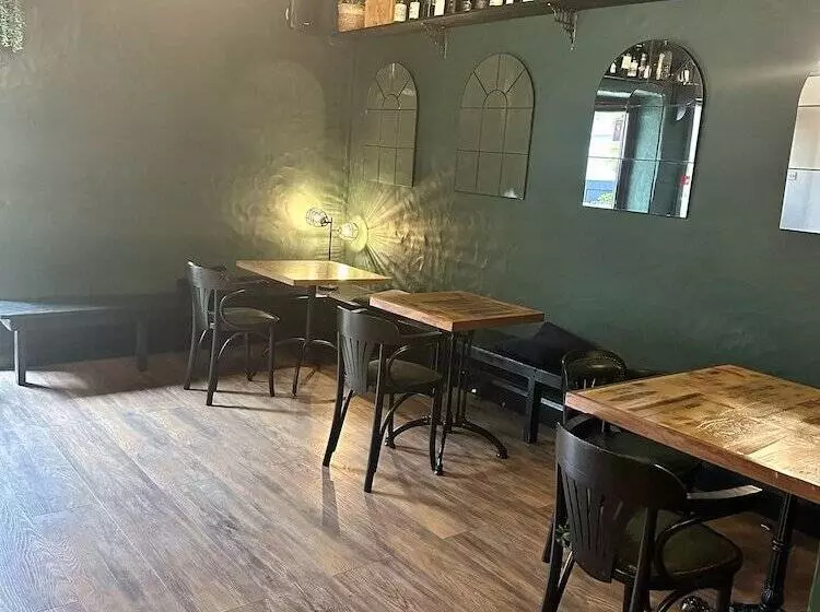 簡易ホテル The Lamplight Wines