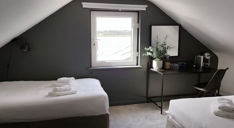 פונדק The Lamplight Wines