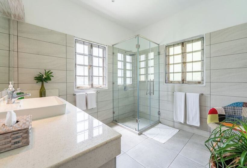 هتل Hibiscus Home & Apartments