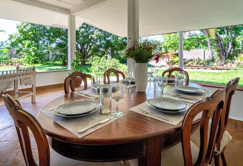 هتل Hibiscus Home & Apartments