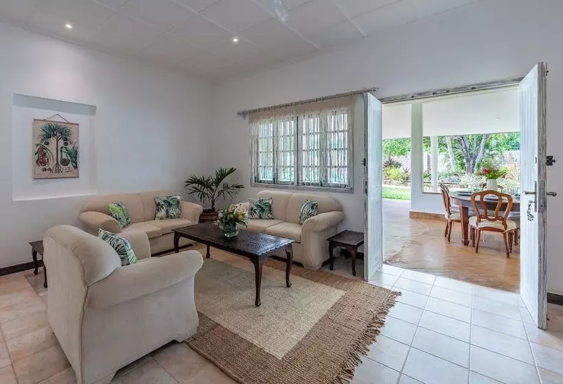 هتل Hibiscus Home & Apartments