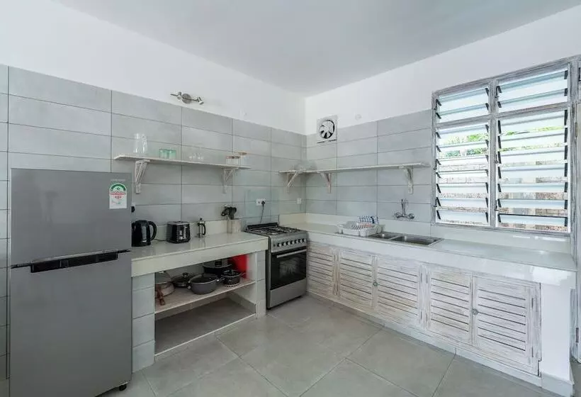 هتل Hibiscus Home & Apartments