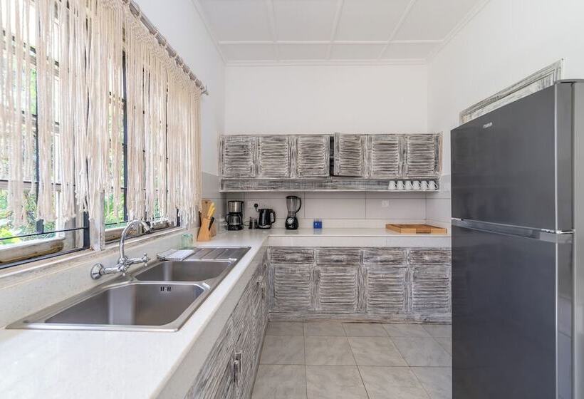 هتل Hibiscus Home & Apartments