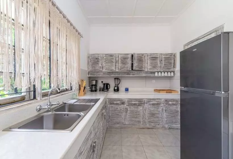 هتل Hibiscus Home & Apartments