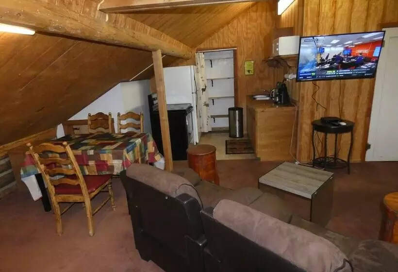 Yellowstone Motel   Adults Only
