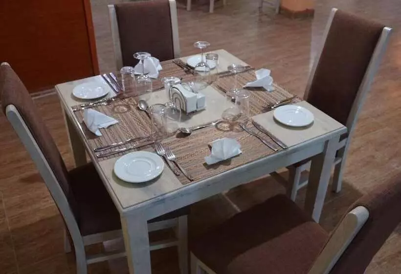 تختخواب و صبحانه Sunset Oak Hotel Nakuru