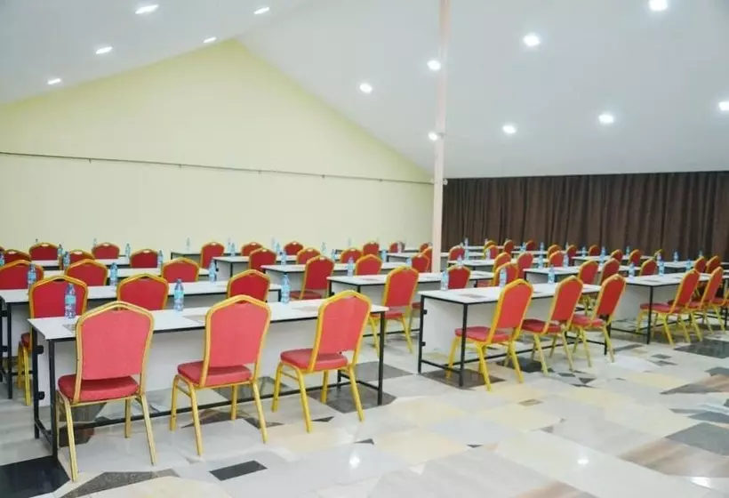 تختخواب و صبحانه Sunset Oak Hotel Nakuru