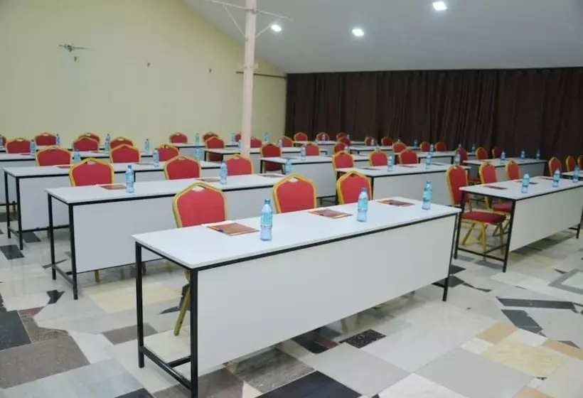 تختخواب و صبحانه Sunset Oak Hotel Nakuru