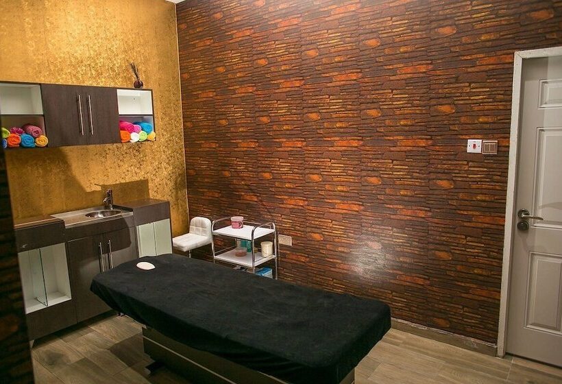 هتل Echelon Heights