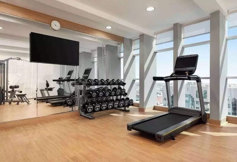 ホテル La Quinta By Wyndham Abu Dhabi Al Wahda