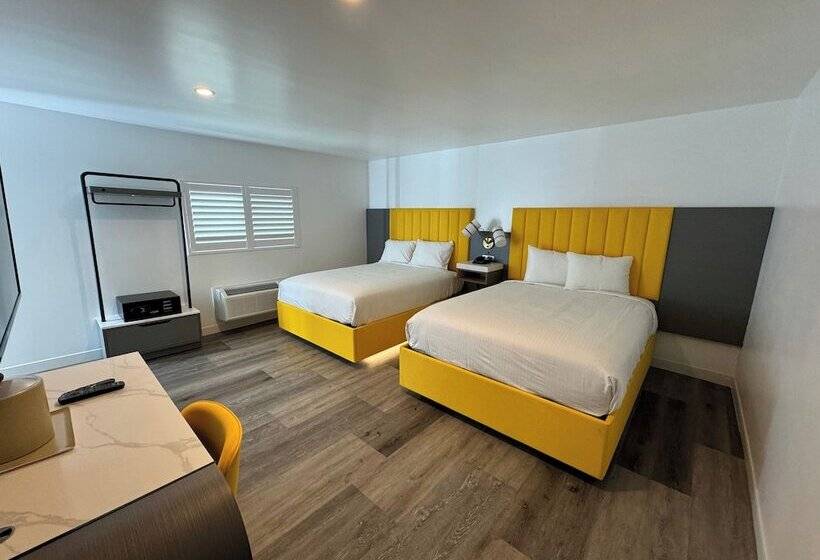 هتل Rudra Hollywood