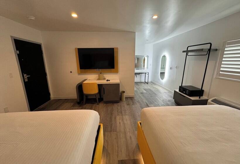 هتل Rudra Hollywood