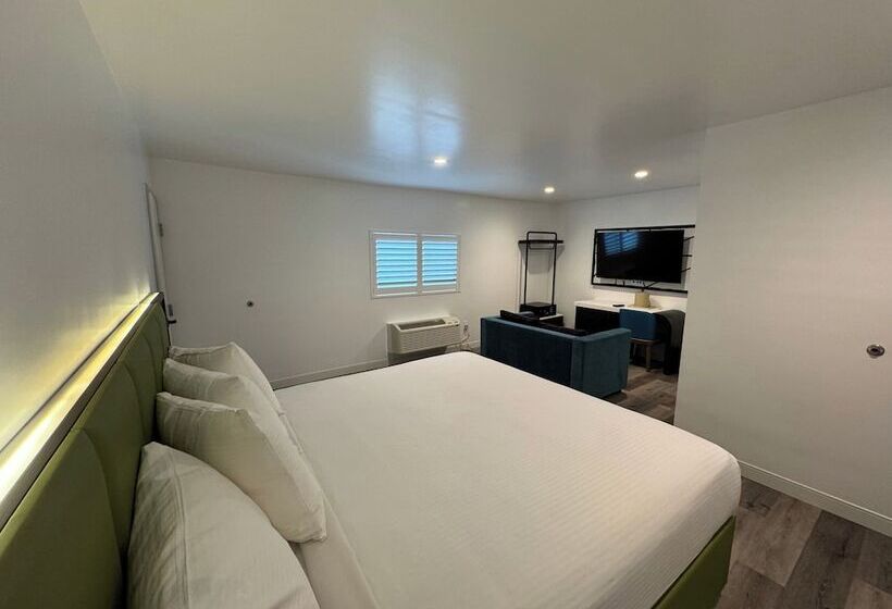 هتل Rudra Hollywood