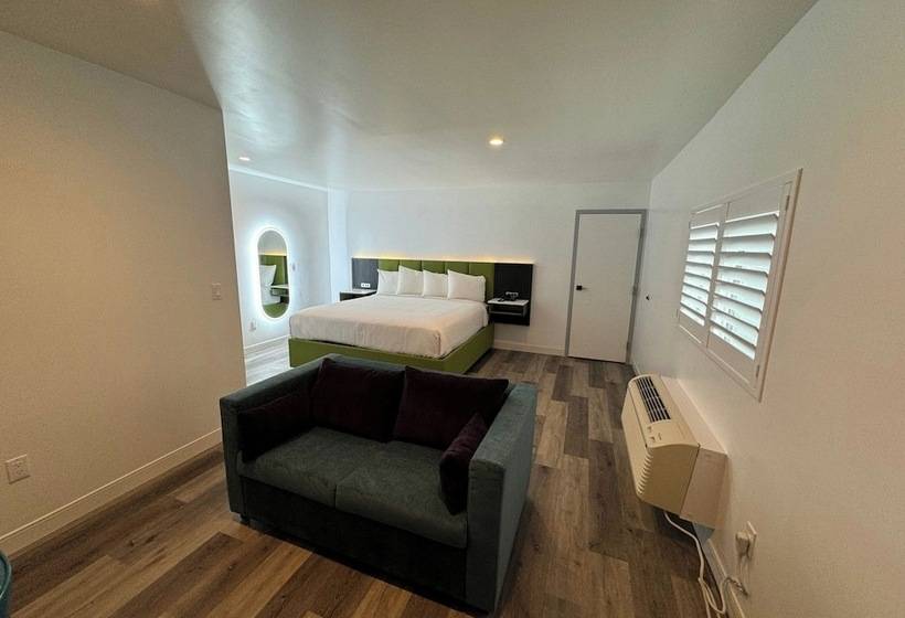 هتل Rudra Hollywood