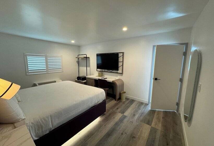 هتل Rudra Hollywood