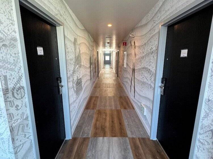 هتل Rudra Hollywood