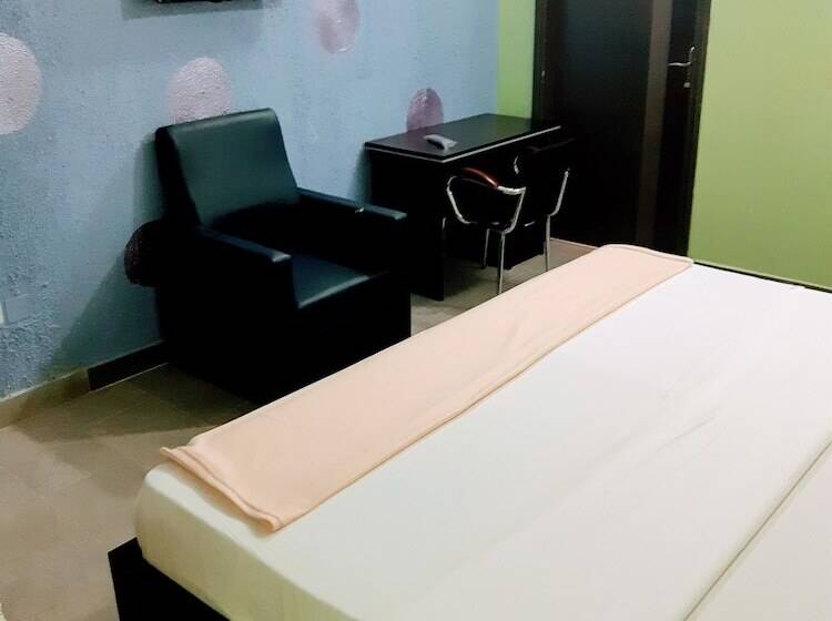 호텔 Julbert Plaza