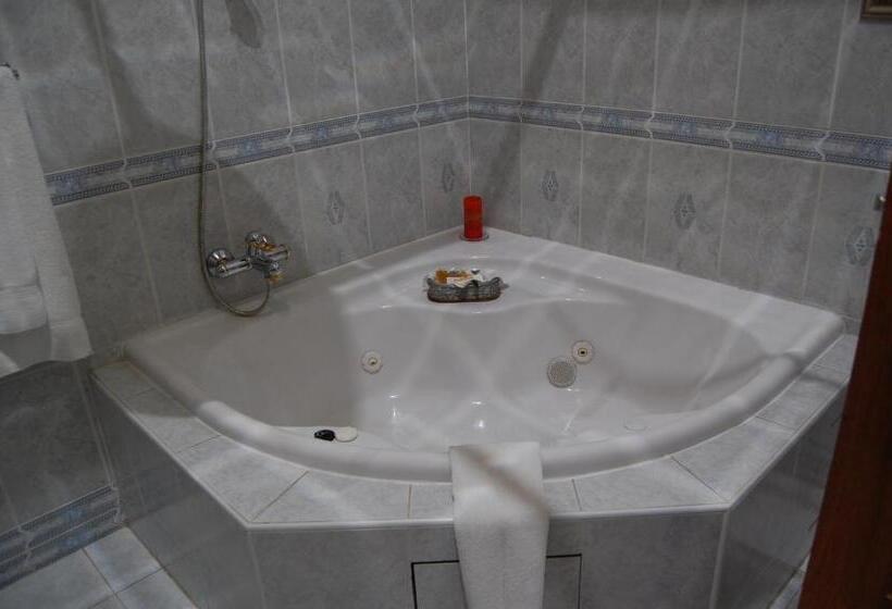 هتل Falcon Crest Suites