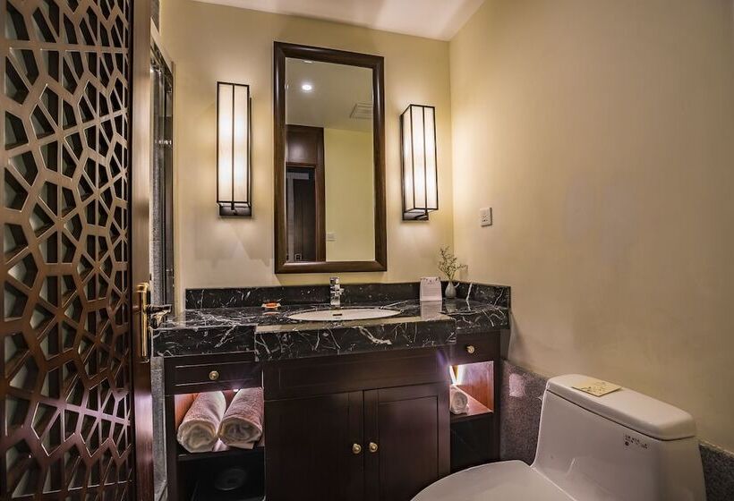 هتل Graceland Garden Court