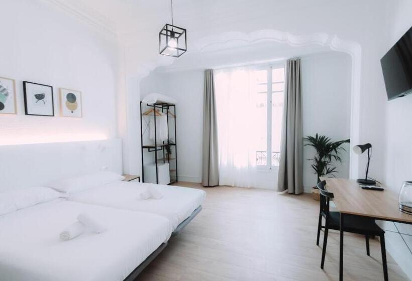 تختخواب و صبحانه Concept Rooms