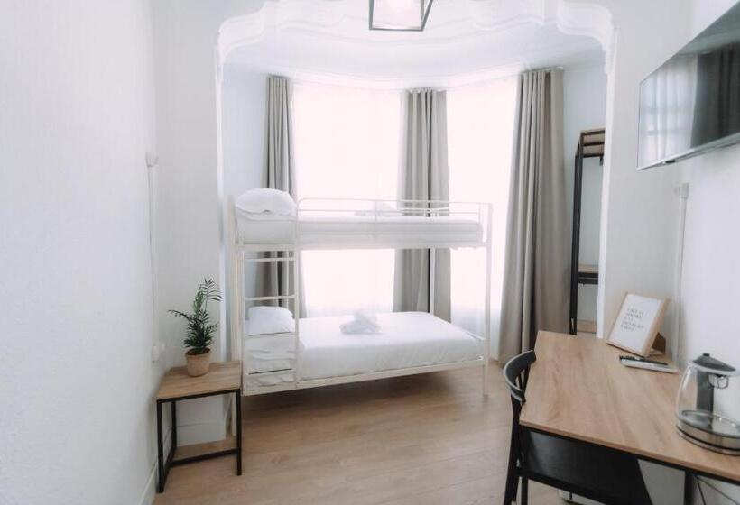 تختخواب و صبحانه Concept Rooms