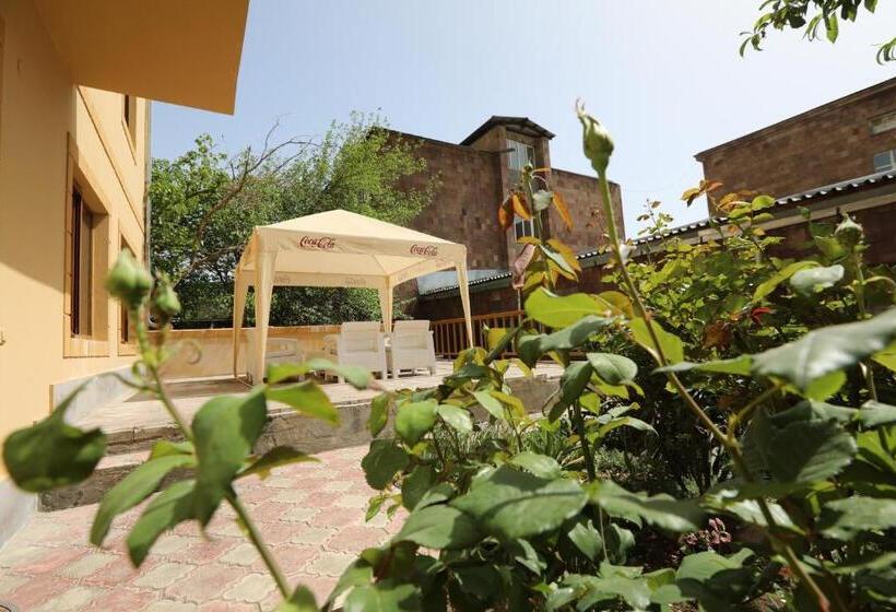 Bed & Breakfast Popock Baghramyan