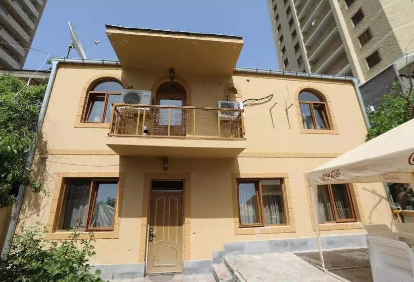 تختخواب و صبحانه Popock Baghramyan