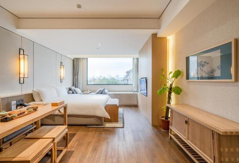 هتل The Hidden House