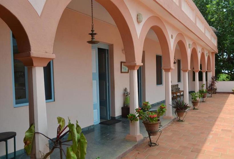 تختخواب و صبحانه Lily Pool Villa