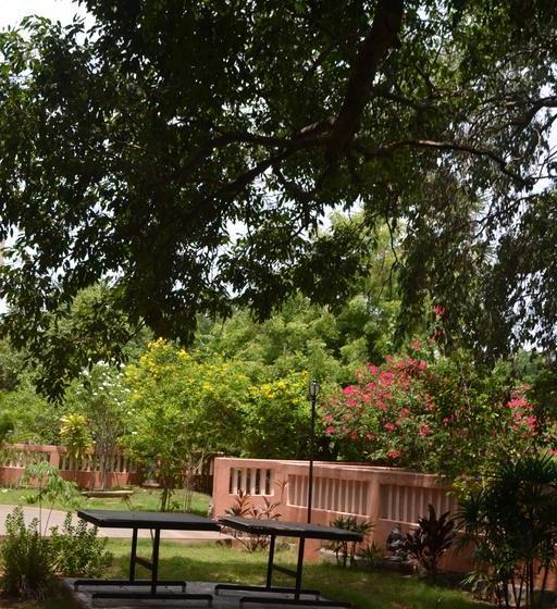 تختخواب و صبحانه Lily Pool Villa