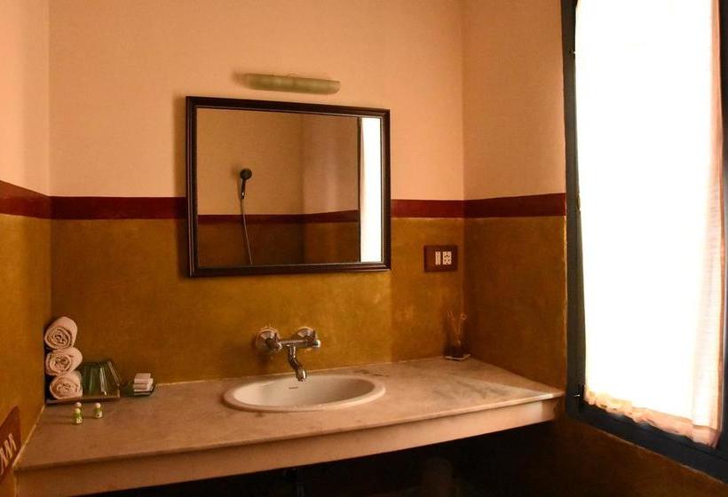 تختخواب و صبحانه Lily Pool Villa