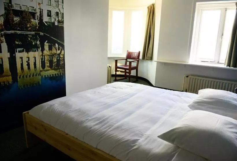 Hostel Roots