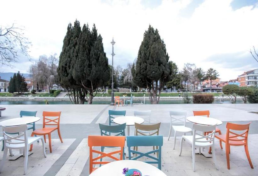 Hotel Art Theatre Caffe