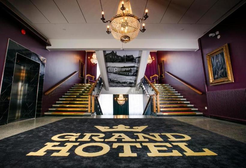 Отель Mustaparta