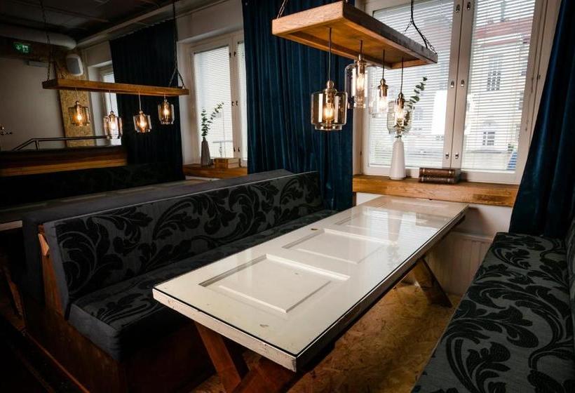 Отель Mustaparta