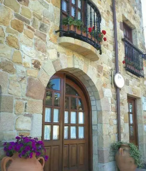 Habitaciones Y Estudios  Hotel Posada De Cantabria   Terraza Panorámica  Gintonic Bar