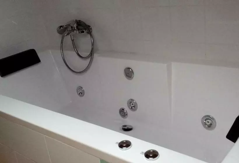 Habitaciones Y Estudios  Hotel Posada De Cantabria   Terraza Panorámica  Gintonic Bar