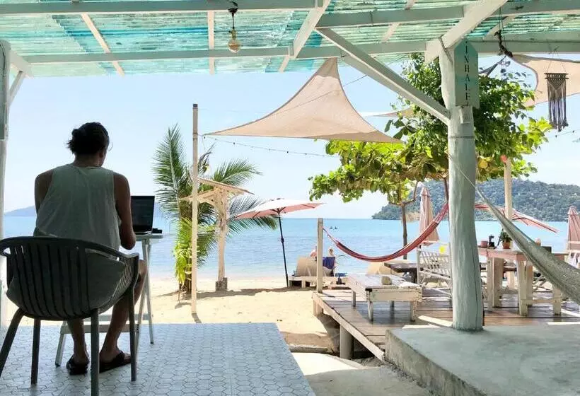 Resort Indie Beach Bungalows