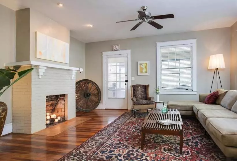 Aamiaismajoitus (B&B) Adora Inn