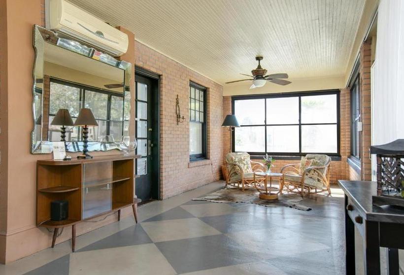 مبيت وإفطار Adora Inn