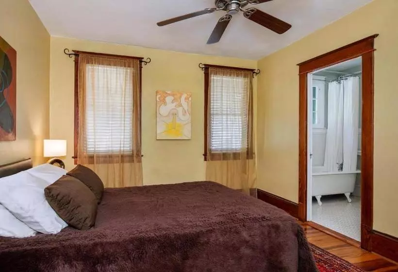 Aamiaismajoitus (B&B) Adora Inn