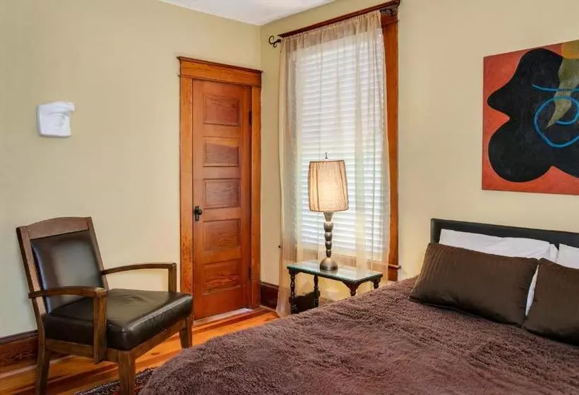 Aamiaismajoitus (B&B) Adora Inn