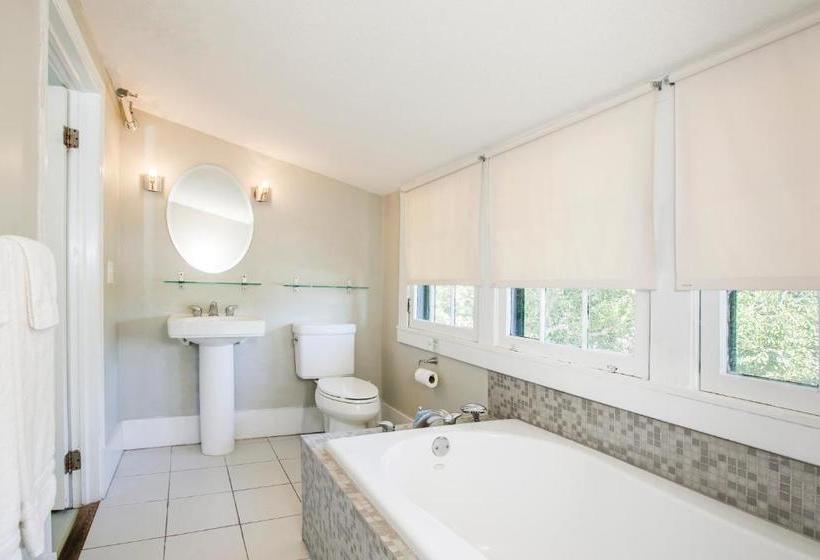 مبيت وإفطار Adora Inn