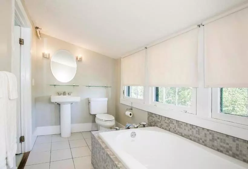 Aamiaismajoitus (B&B) Adora Inn