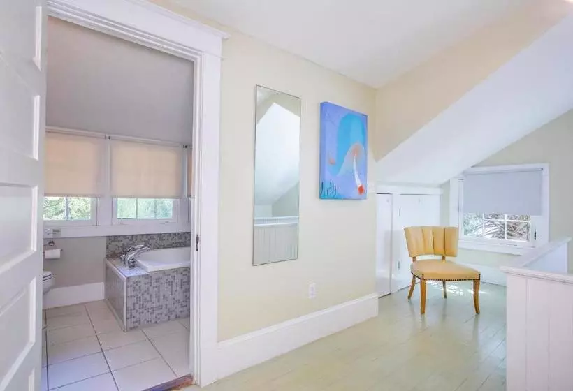 Aamiaismajoitus (B&B) Adora Inn